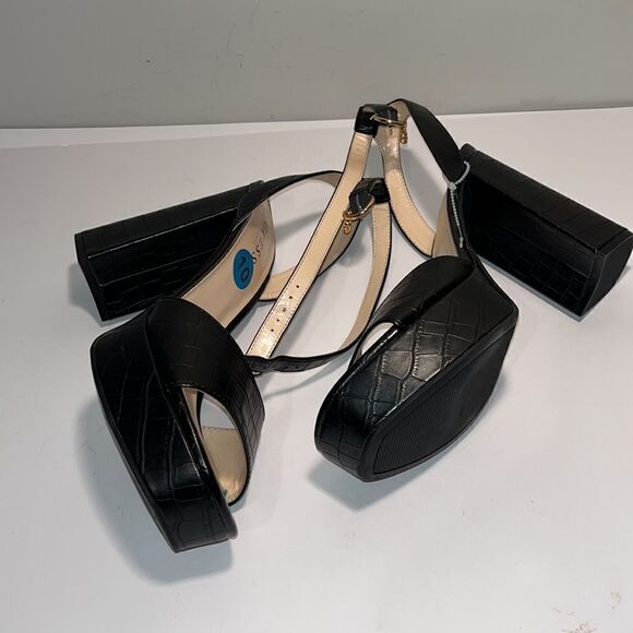 Nwot Guess ankle strap black textured platform chunky heels - Picture 4 of 4